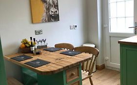 Hedgehog Cottage With Garden In Bronte Village!